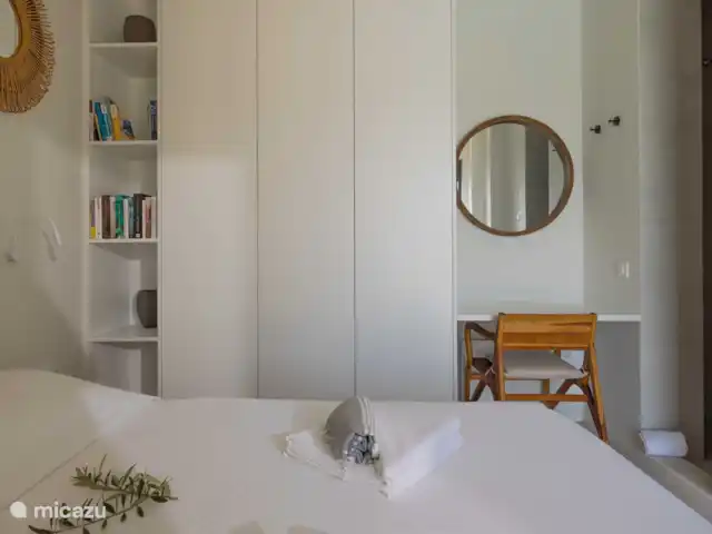 Villa Zaverda en Grecia, Gracia Central, Paleros - villa Dormitorio con libros holandeses e ingleses