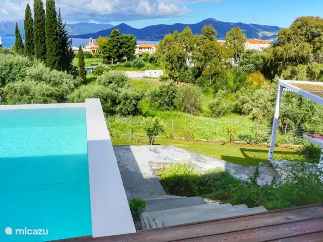 Villa Zaverda en Grecia, Gracia Central, Paleros - villa Escaleras al jardín y terraza adicional