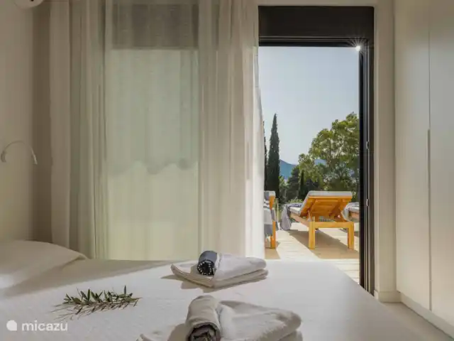 Villa Zaverda en Grecia, Gracia Central, Paleros - villa Dormitorio principal con baño privado