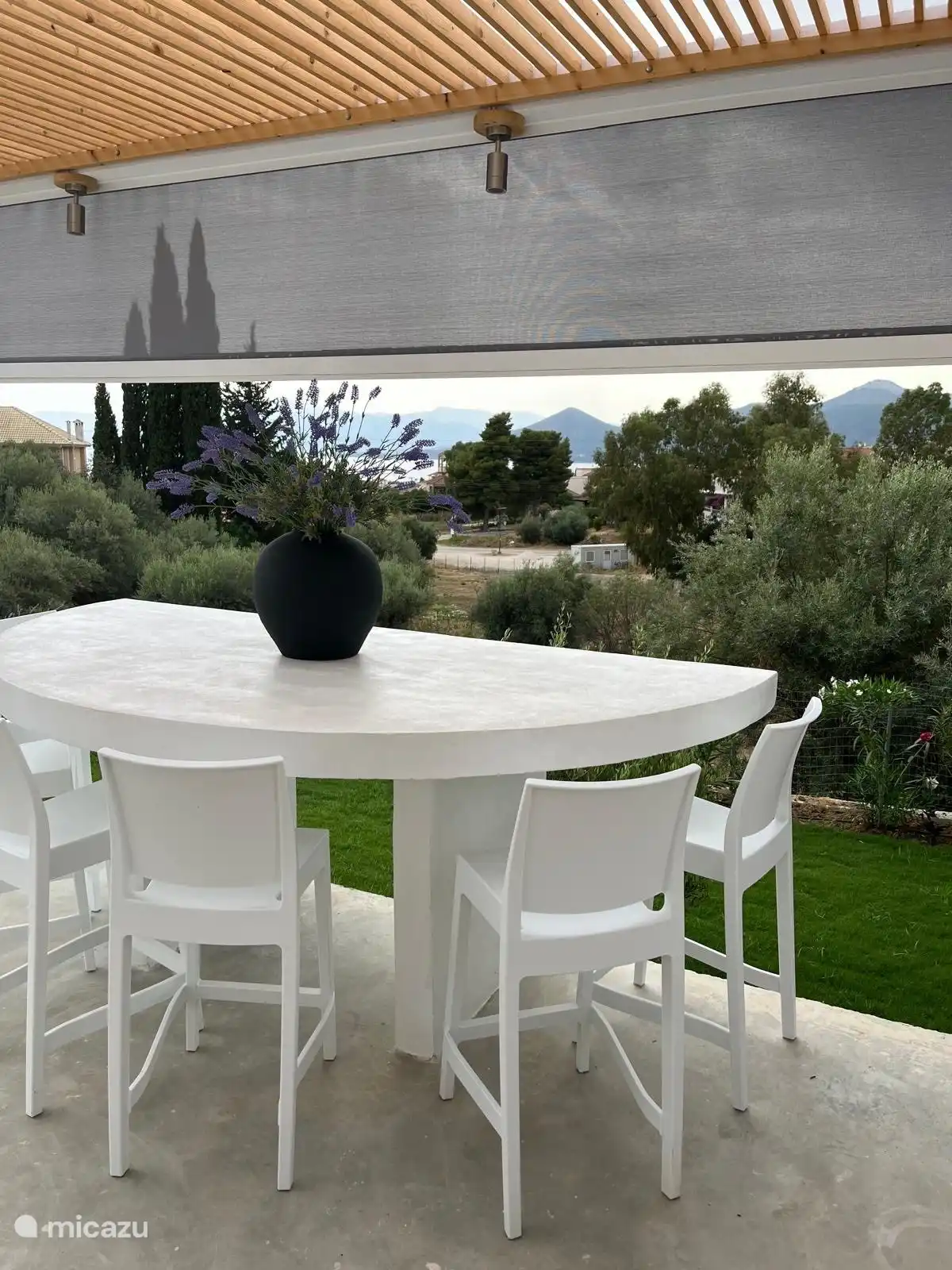 In the outdoor kitchen is an electrically operated awning. Beautiful view over the garden and the sea.