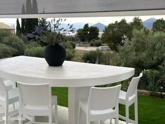 Villa Zaverda en Grecia, Gracia Central, Paleros - villa En la cocina exterior hay un toldo eléctrico. Hermosa vista sobre el jardín y el mar.