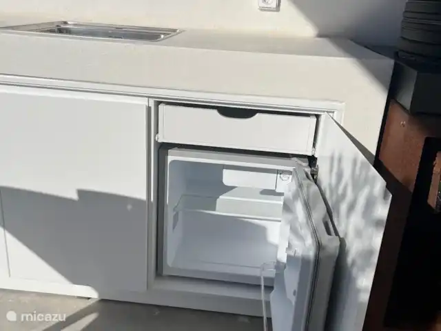 Villa Zaverda en Grecia, Gracia Central, Paleros - villa Pequeña nevera en la cocina exterior.