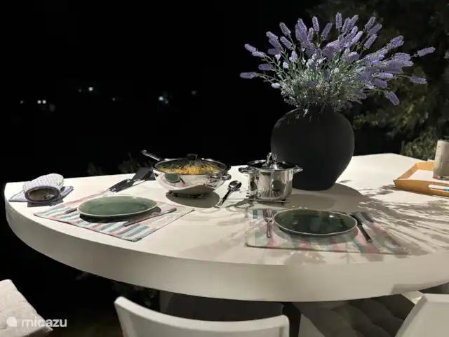 Villa Zaverda en Grecia, Gracia Central, Paleros - villa Cena con vistas al jardín.