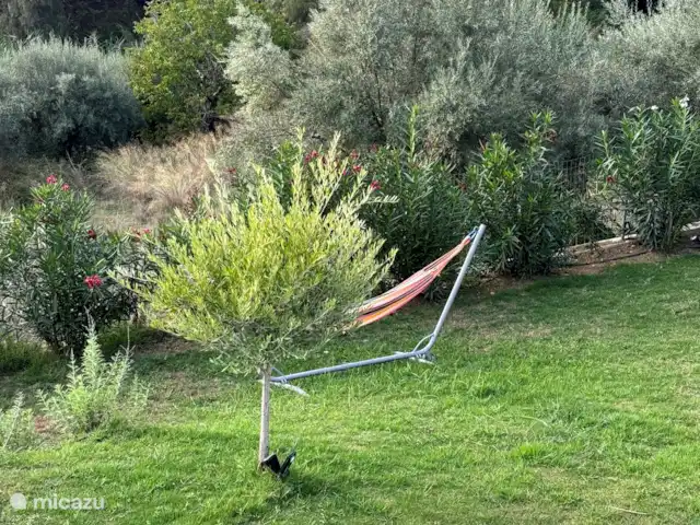 Villa Zaverda en Grecia, Gracia Central, Paleros - villa La hamaca se puede colocar en diferentes lugares del jardín.