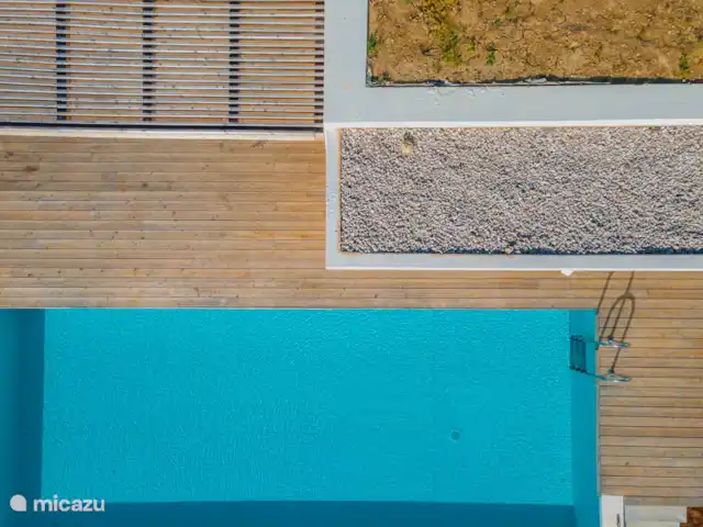 Villa Zaverda en Grecia, Gracia Central, Paleros - villa Terraza y piscina vistas desde arriba.