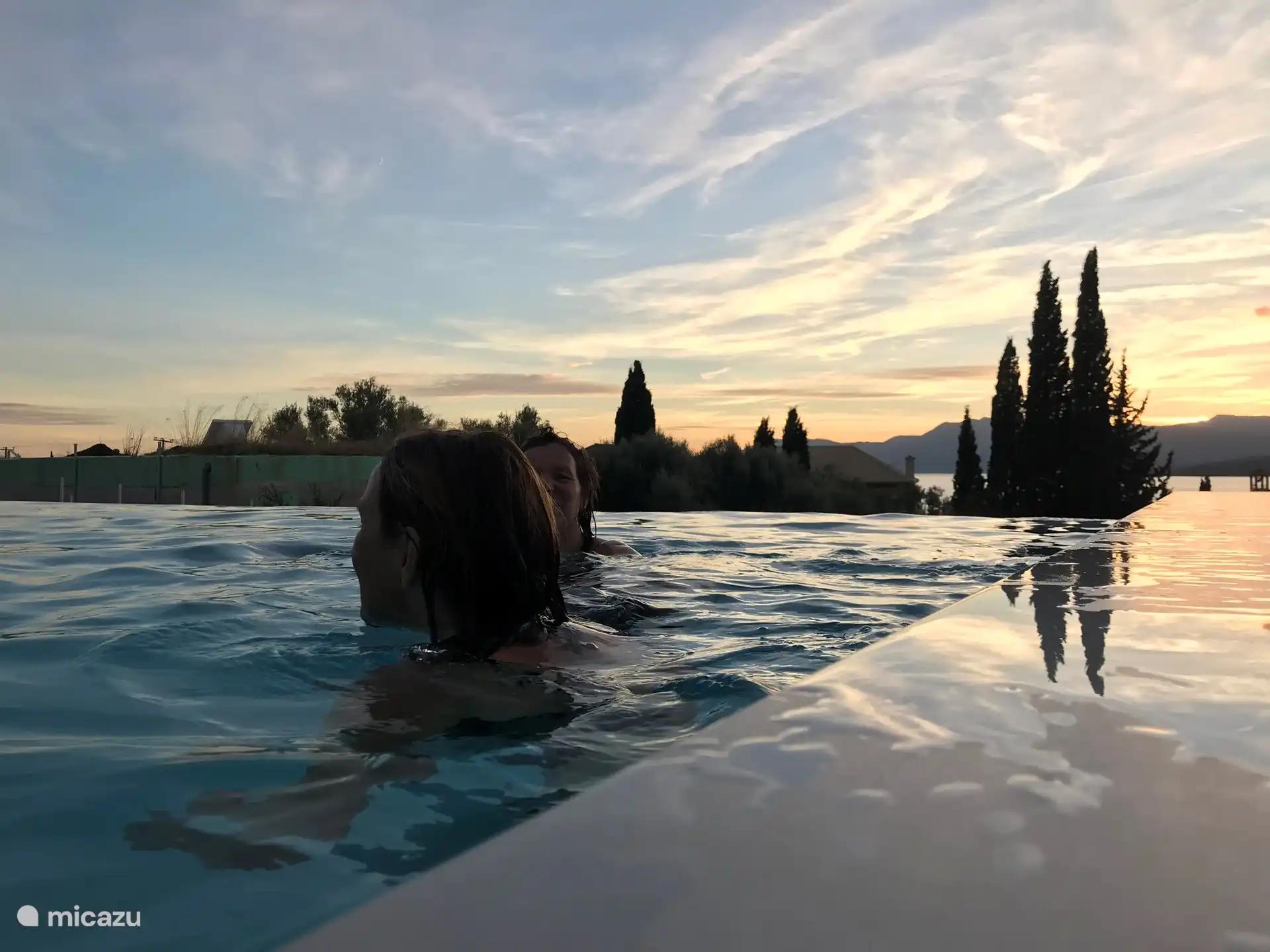 Cooling swimming pool 