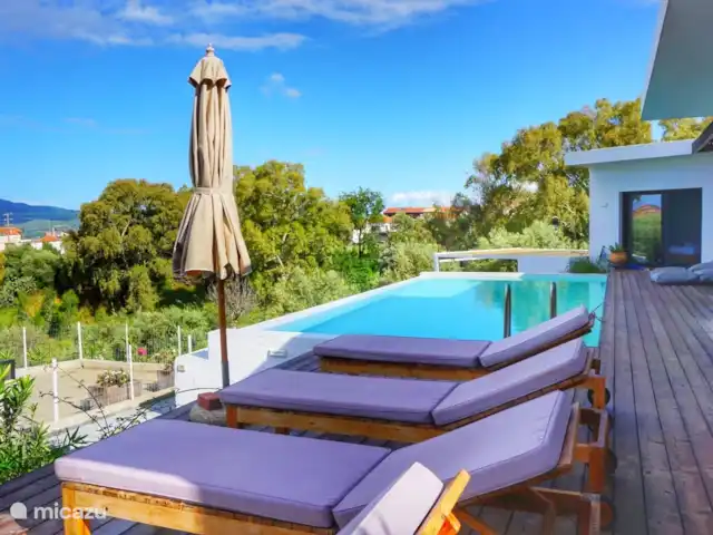 Villa Zaverda en Grecia, Gracia Central, Paleros - villa Terraza con sombrilla y tumbonas