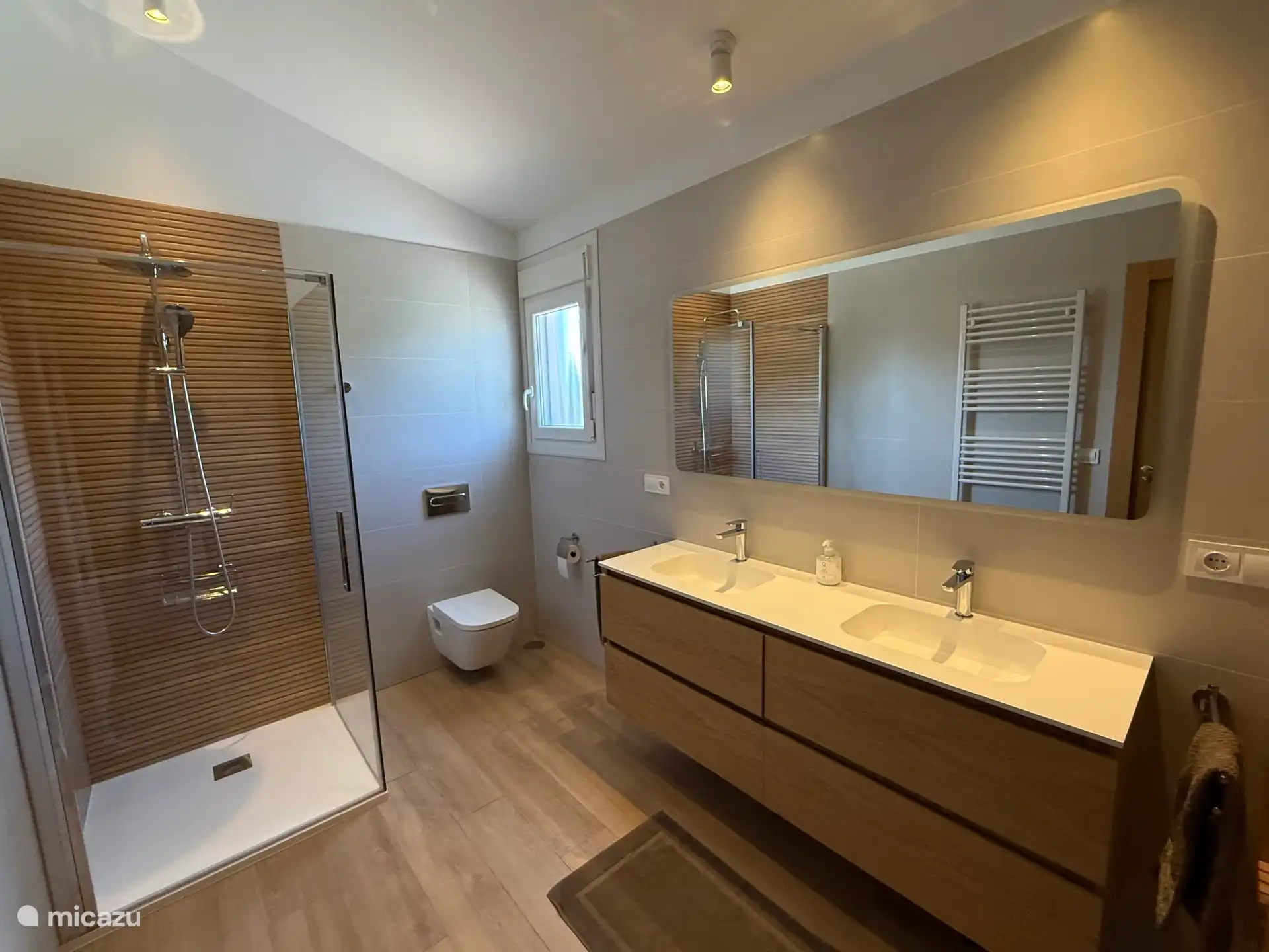 Grote badkamer heerlijke regendouche, dubbele wastafel en toilet.