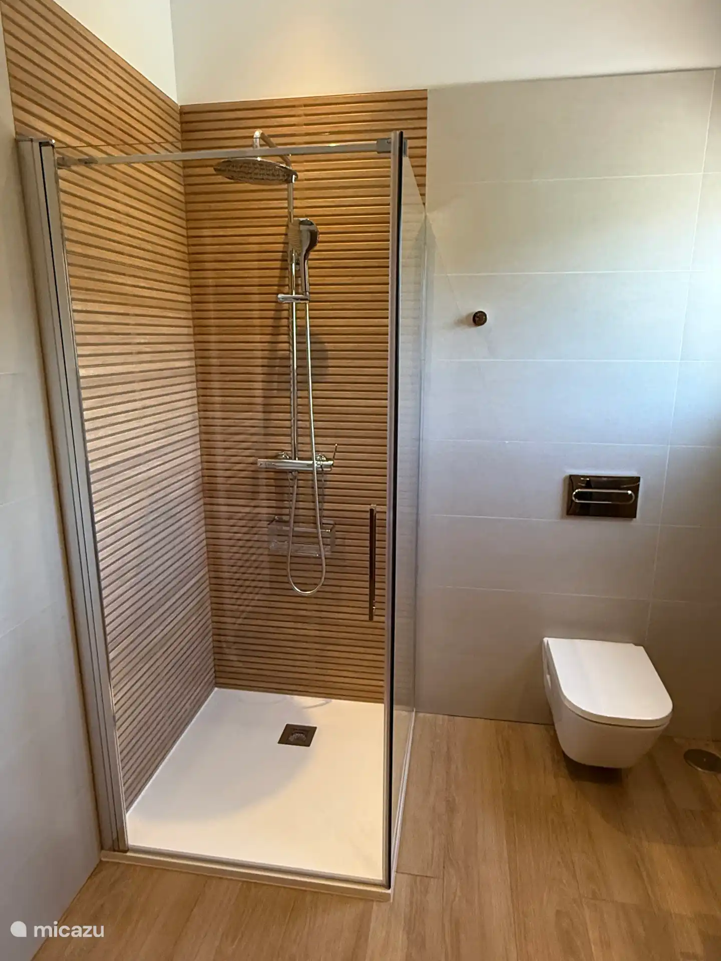 Grote badkamer heerlijke regendouche, dubbele wastafel en toilet.