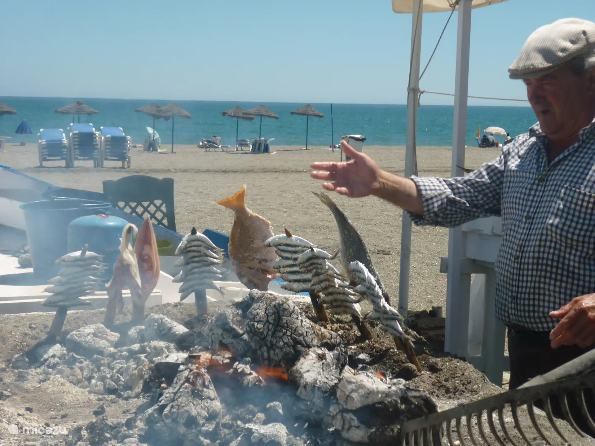 Heerlijk sardines eten op het strand!