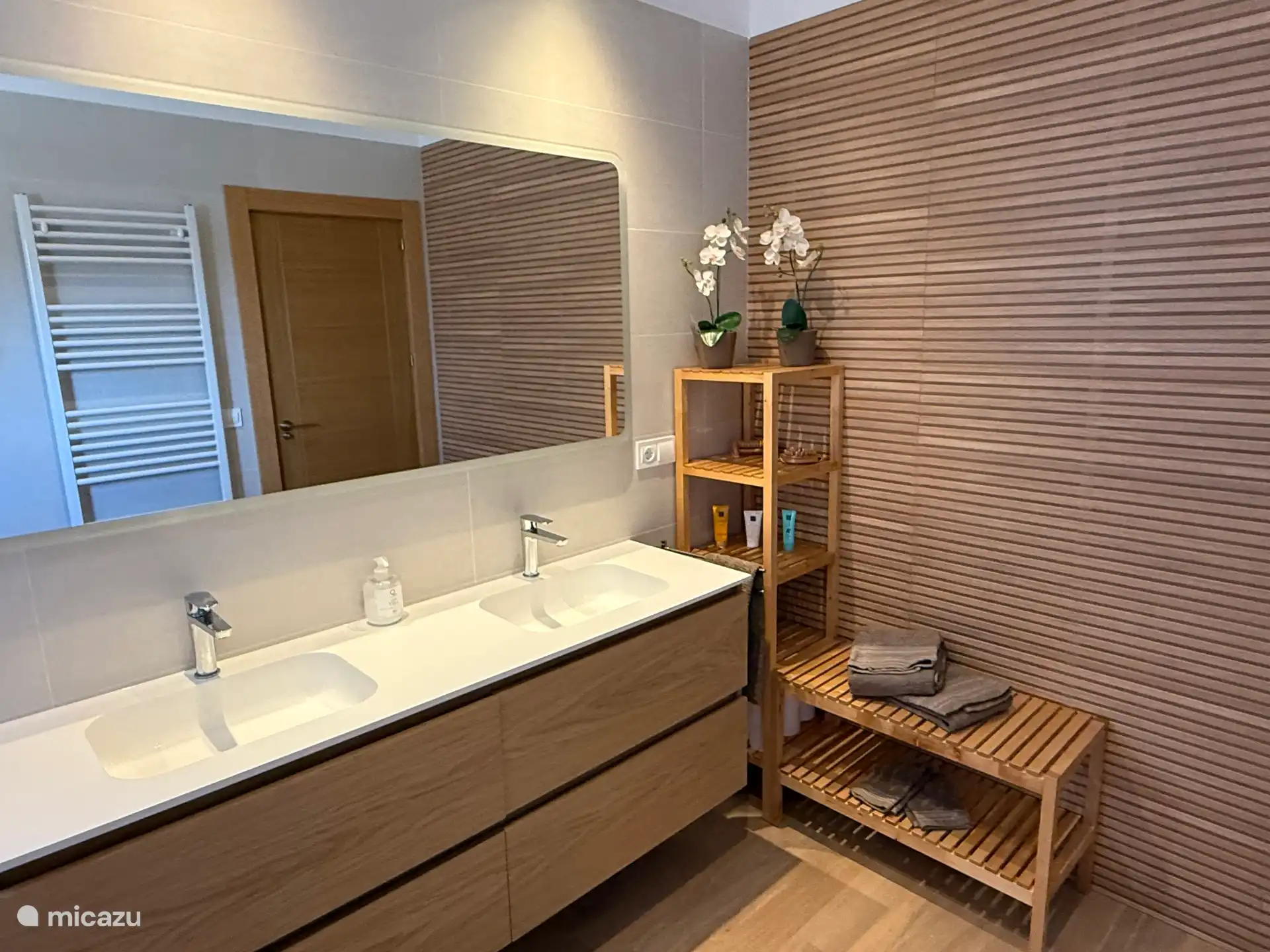 Grote badkamer heerlijke regendouche, dubbele wastafel en toilet.