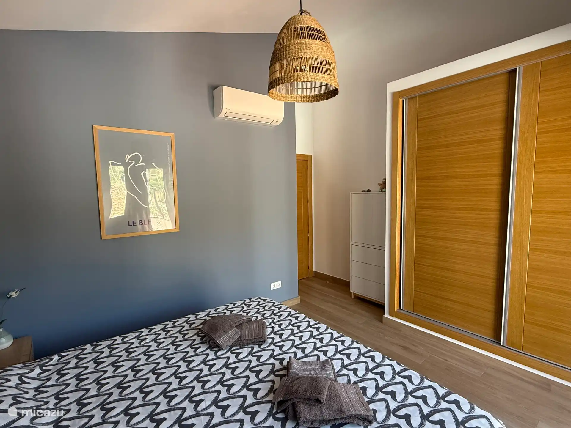 Master bedroom met voldoende kastruimte voor uw kleding