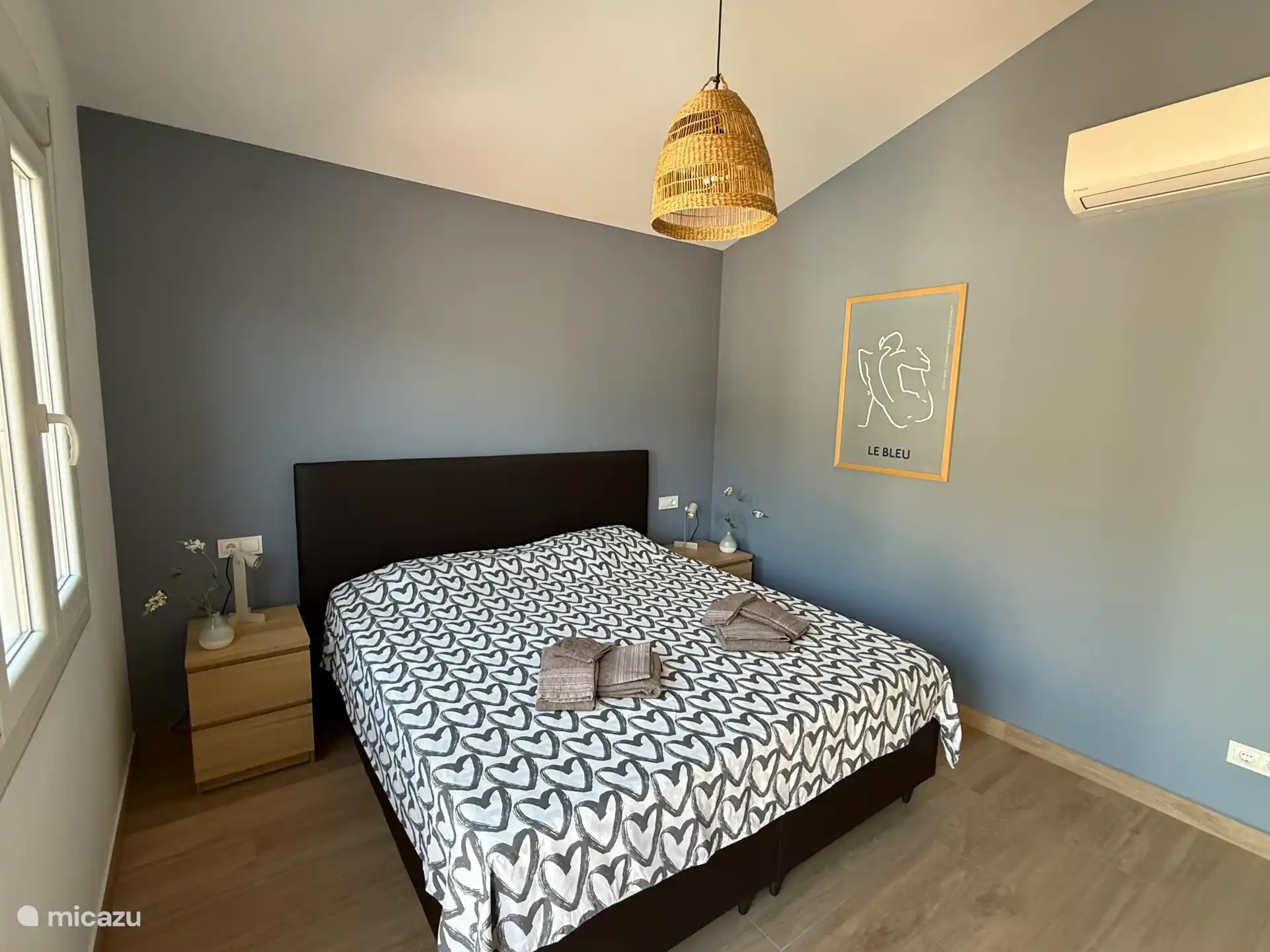 Master bedroom met airco en deur naar buiten