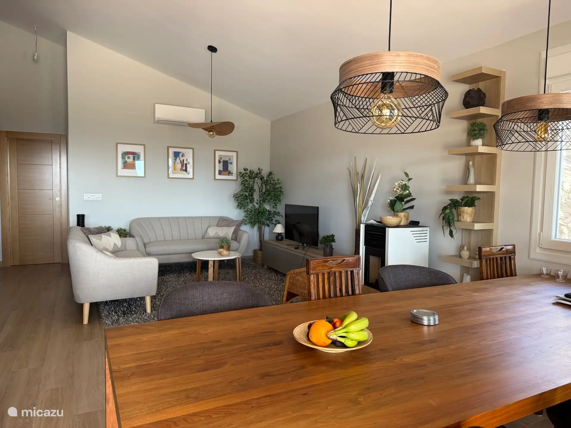 Heerlijk ruime en moderne woonkamer met airco