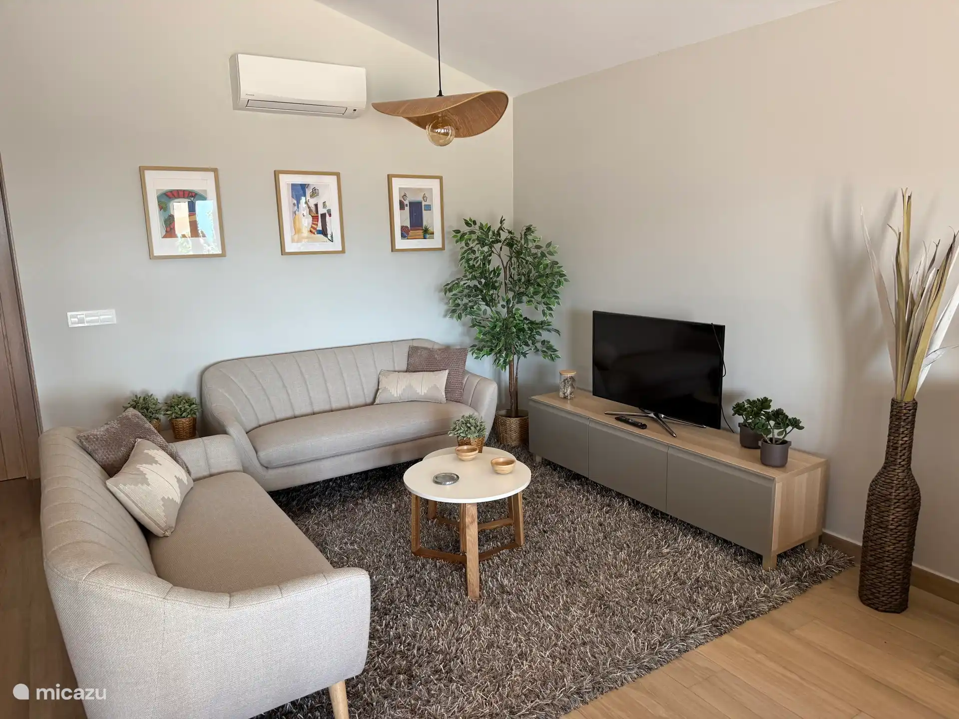 Fijne zithoek met TV en airco in de woonkamer
