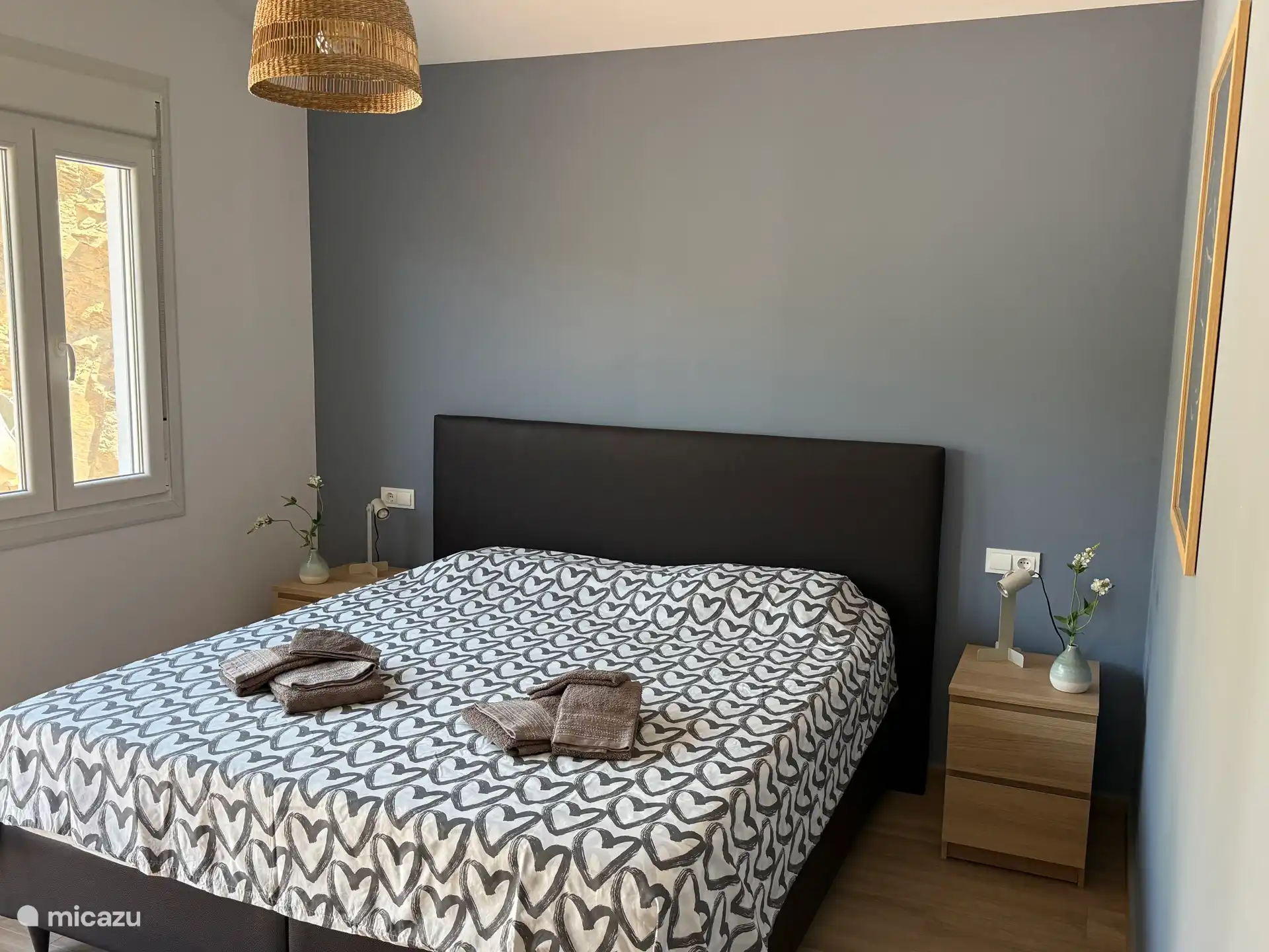 Master bedroom met airco en deur naar buiten