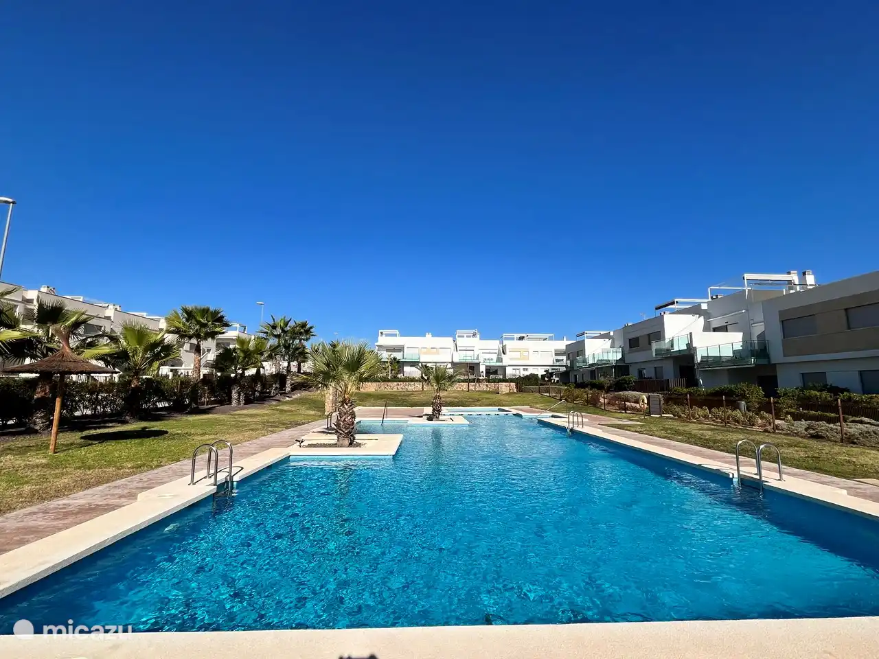 Gran piscina situada en el hermoso jardín.