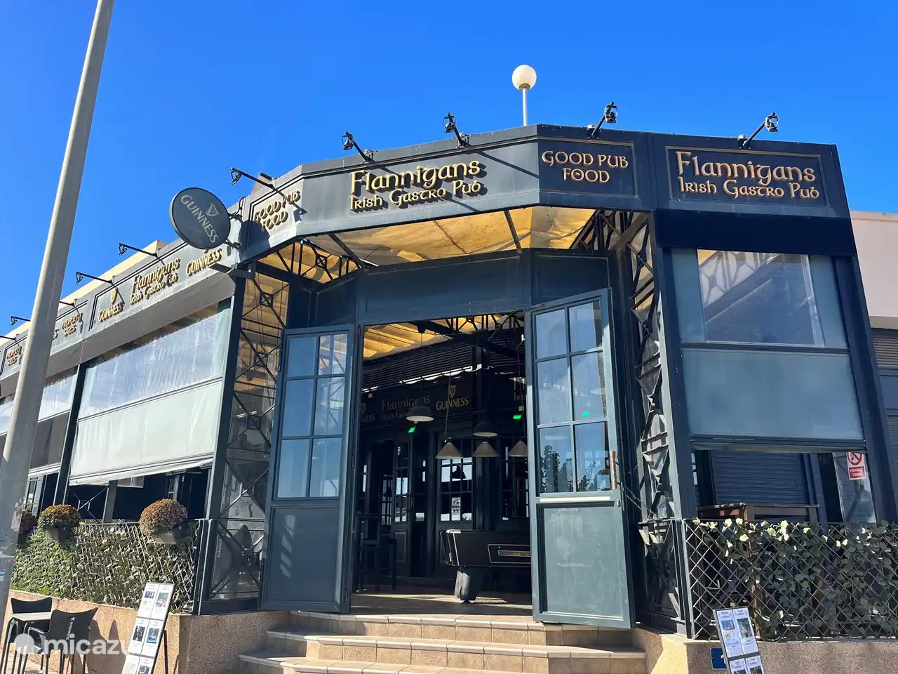 Tiempo para un momento de relajación, Flannigans está a 400 metros.