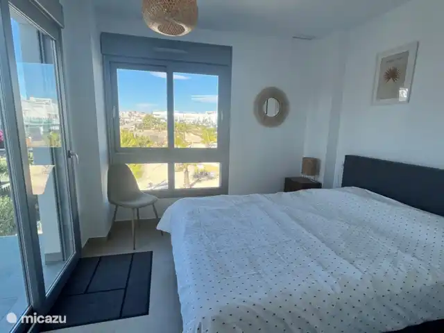 Location de Vacances Espagne, Costa Blanca, Orihuela, appartement - Casa Blanca Capri V Vistabella Golf Chambre spacieuse avec sommier tapissier et vue sur le jardin. Equipé de portes coulissantes donnant accès à la terrasse 1