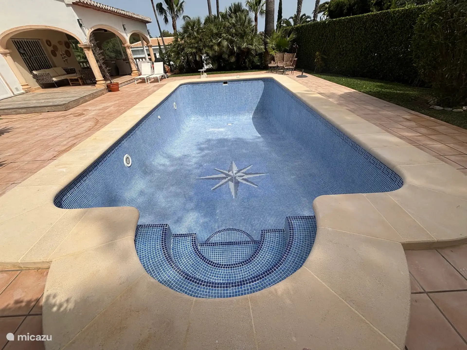 La piscina ha sido renovada y vuelve a verse preciosa.