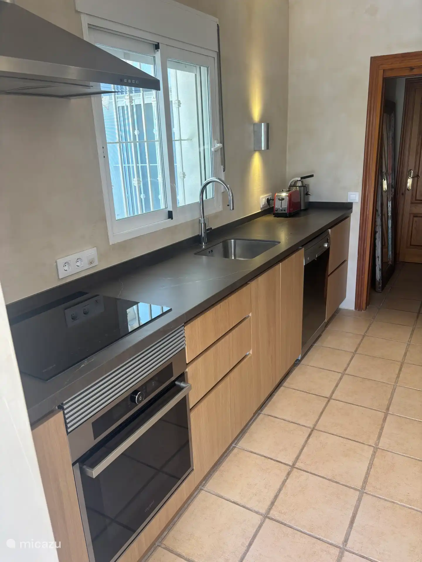 Kitchen with induction, oven, Quooker, dishwasher, toaster, juicer....