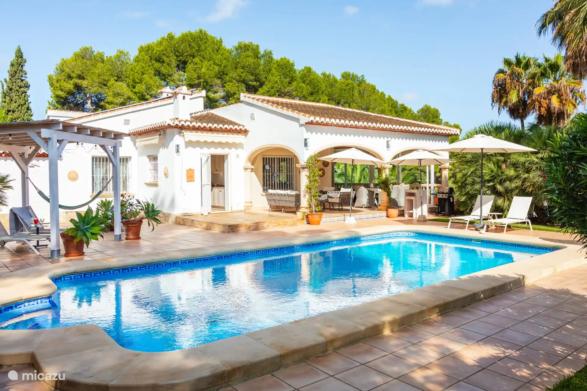 Swimming pool on the same level as the house