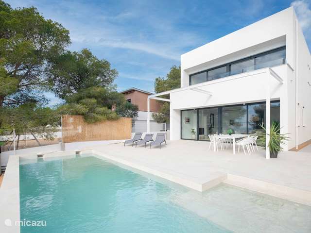 Vakantiehuis Spanje, Barcelona – villa Nieuwe villa met zeezicht, zwembad en sauna