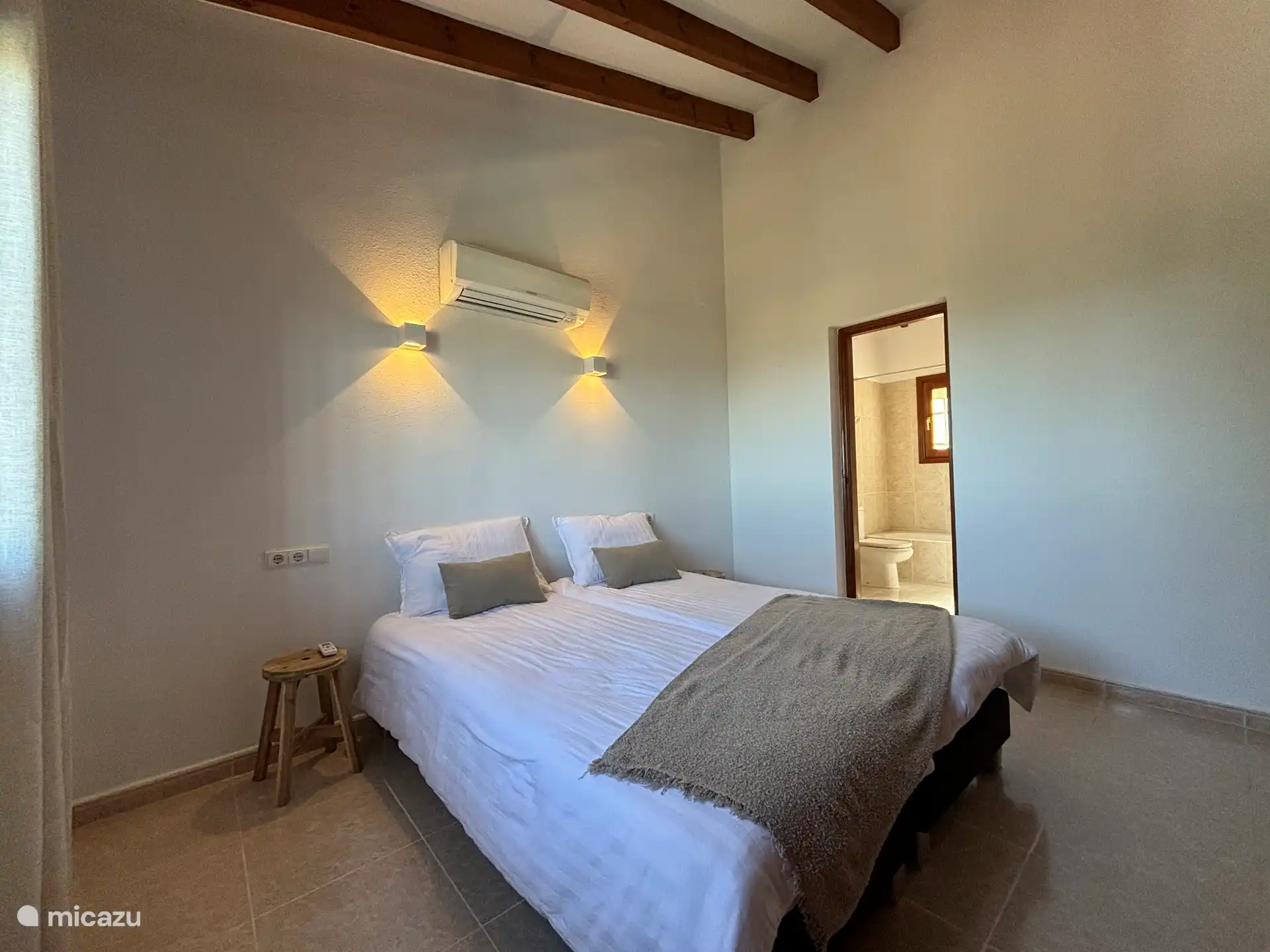 Chambre 1 avec salle de bain privée