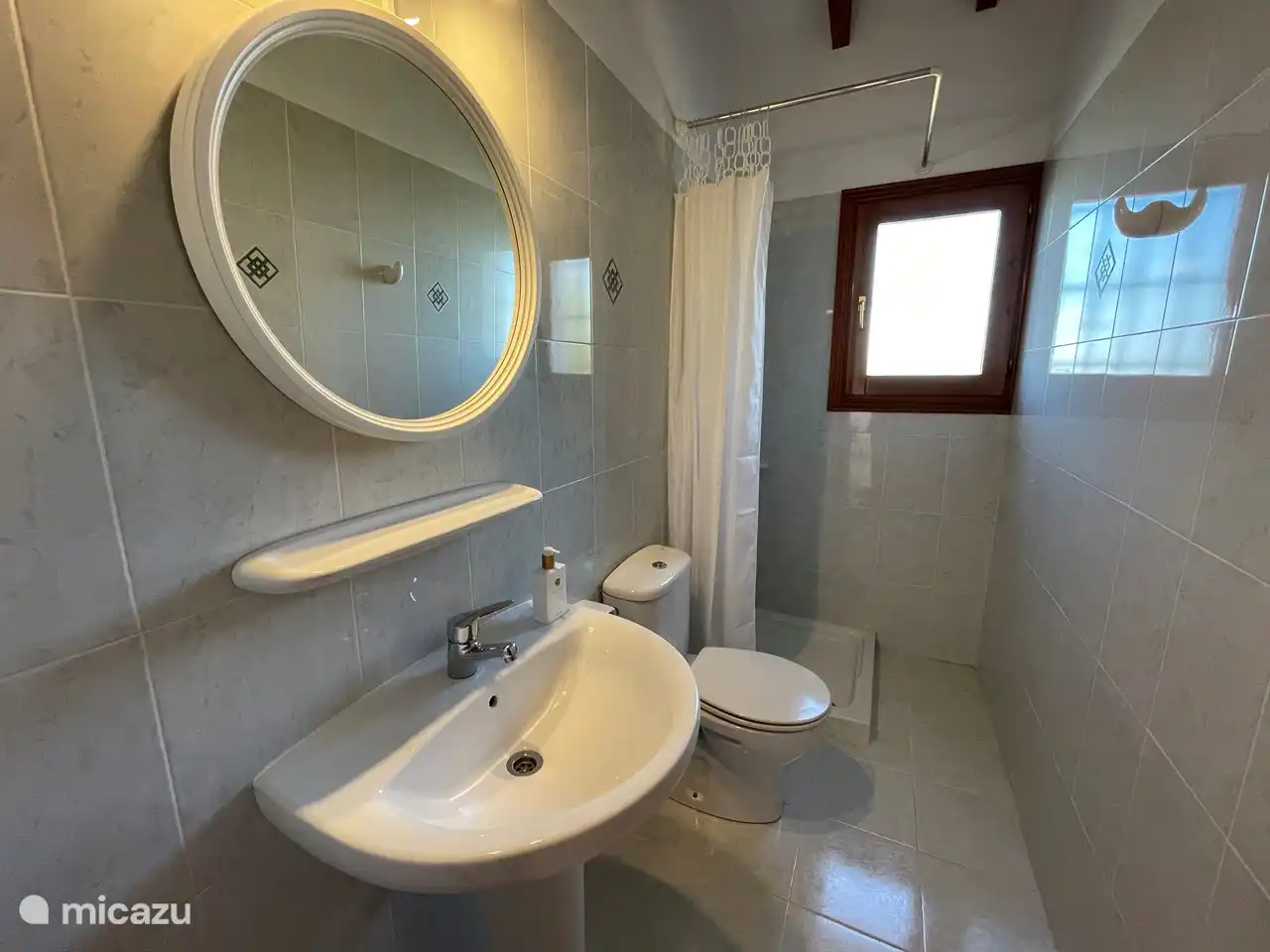 Salle de bain 2 dans le couloir