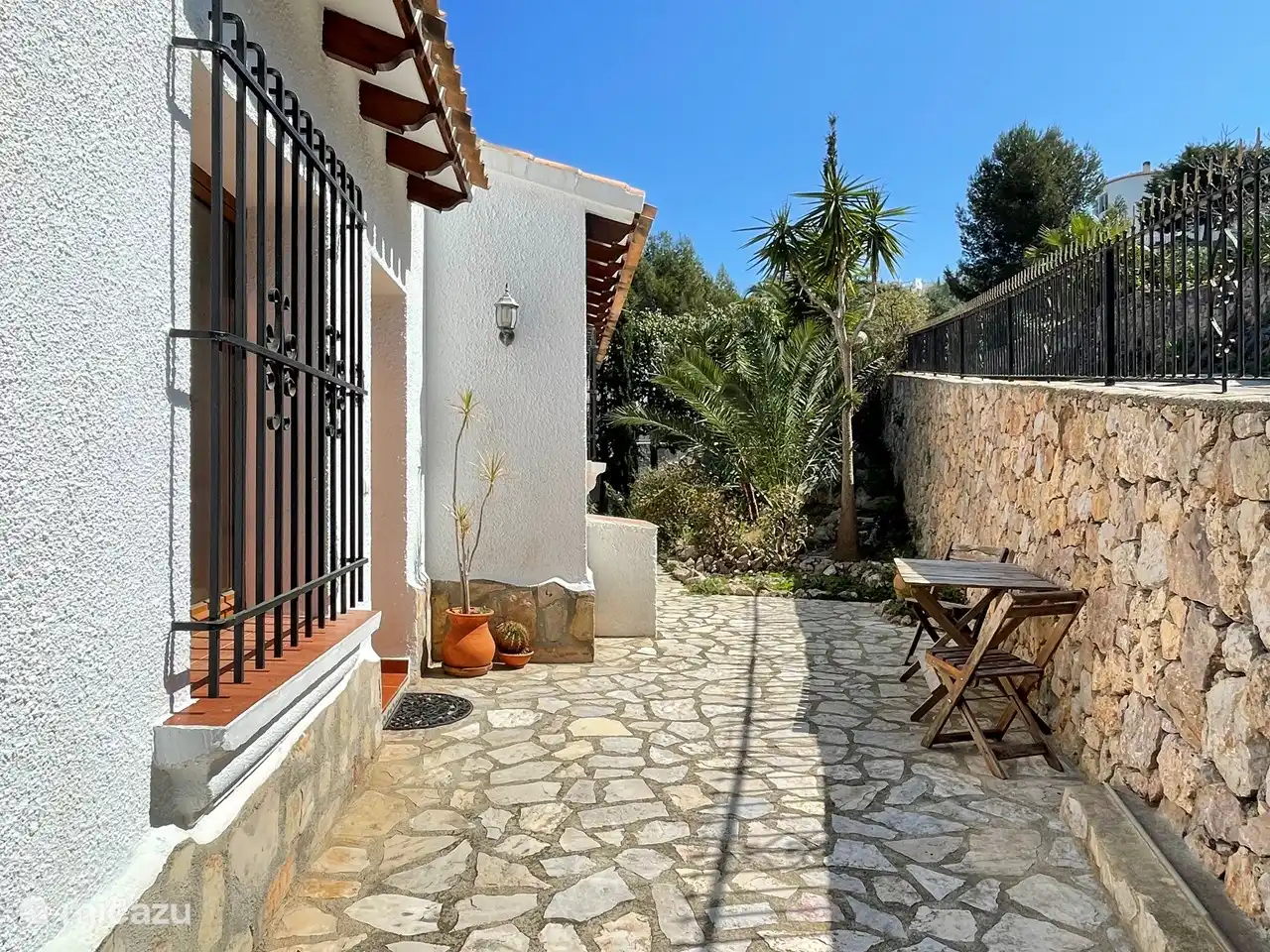 Jardin de devant avec terrasse