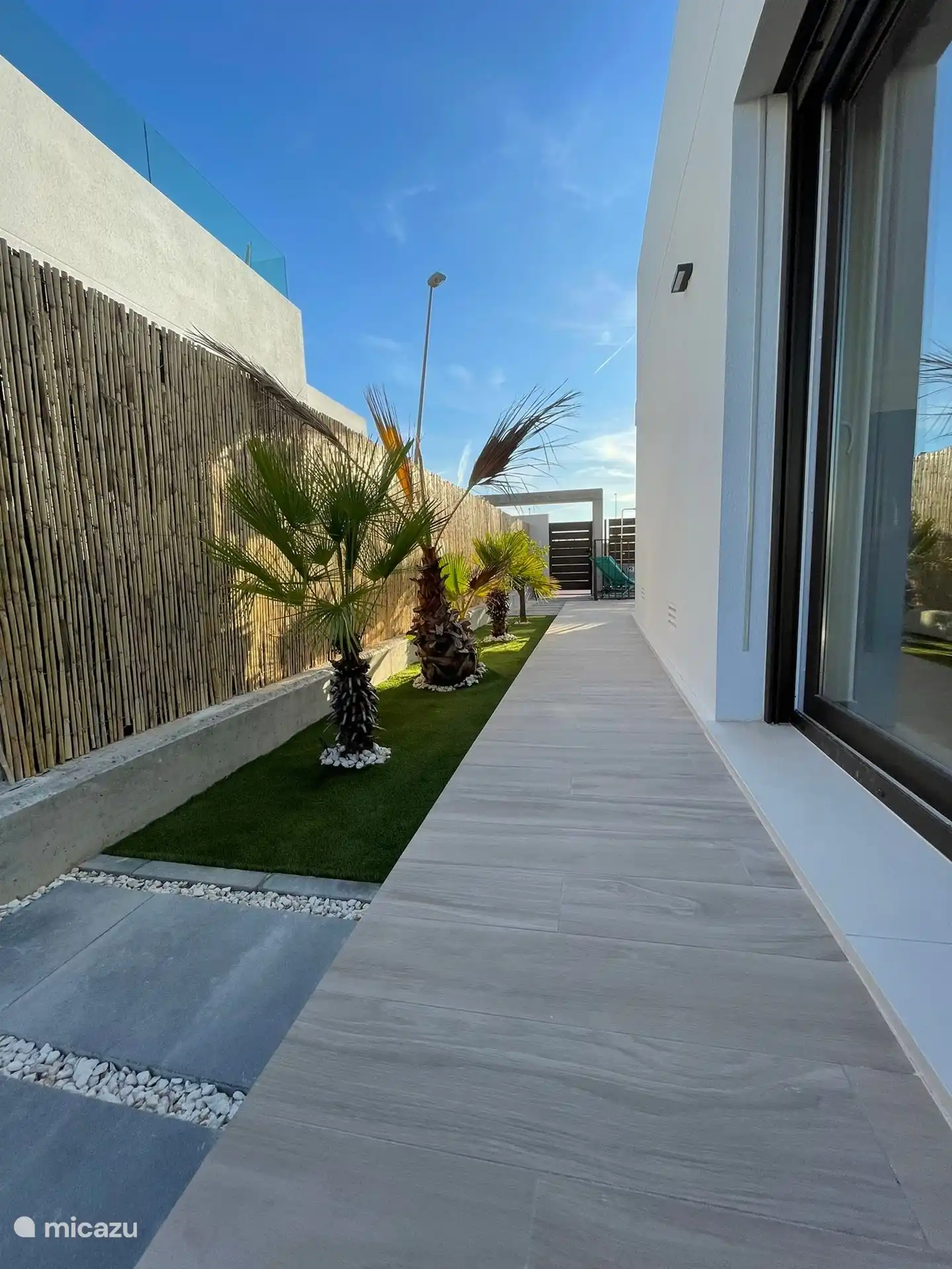 Weg entlang des Hauses 