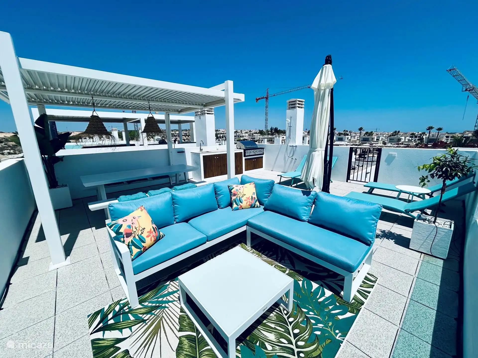 Dachterrasse mit Loungebereich, Sonnenliegen, Außenküche mit Gasgrill und Picknicktisch