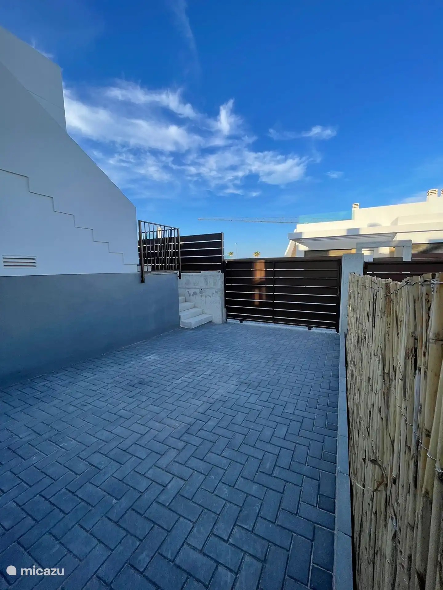 Evtl. Stellplatz für Auto innerhalb des Zauns