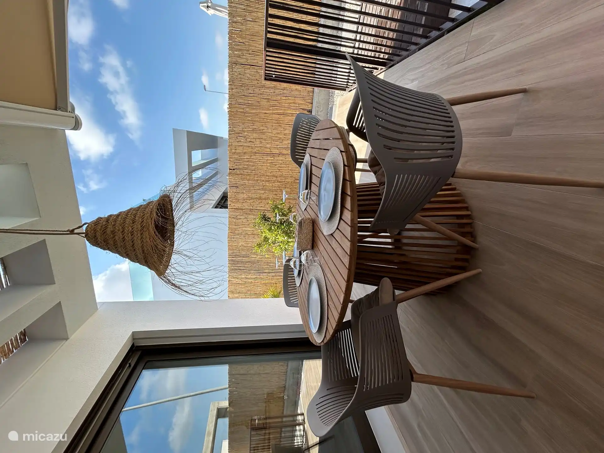 Esstisch auf der unteren Terrasse