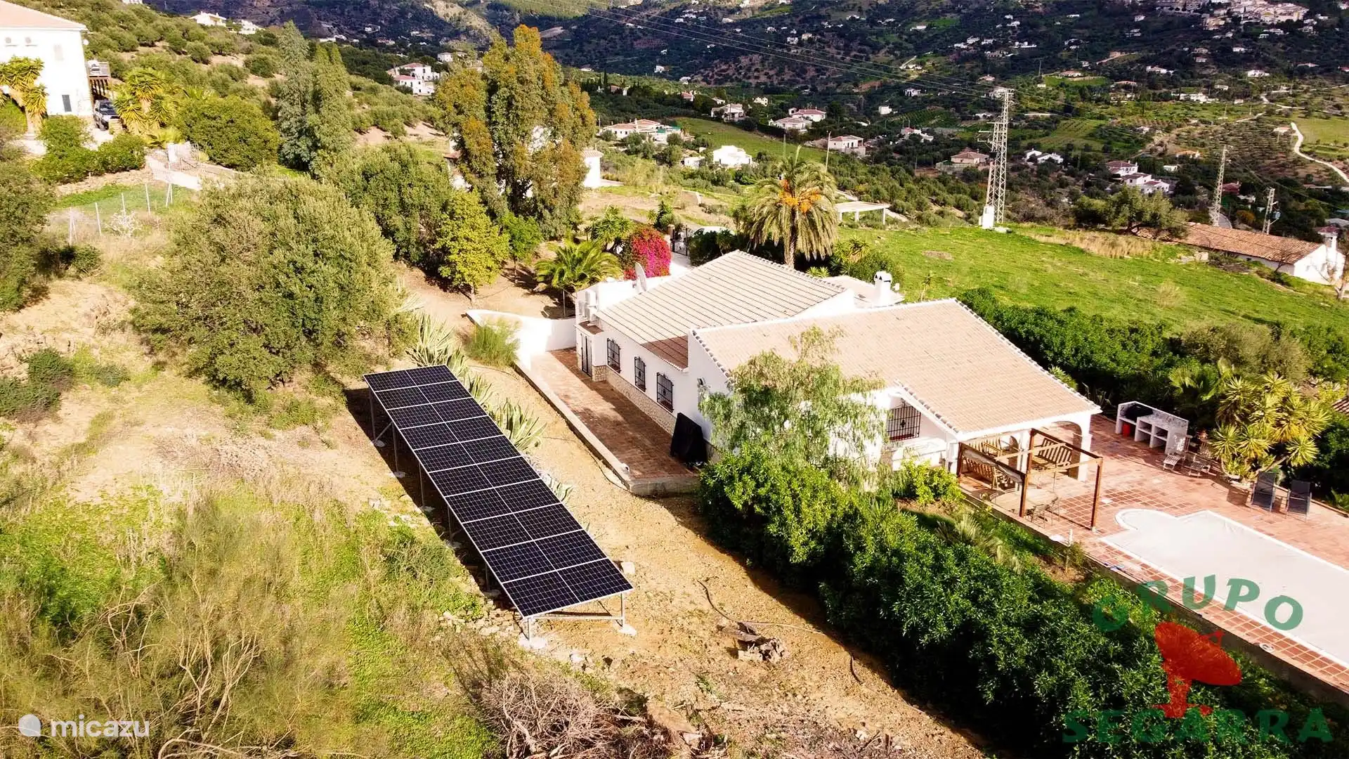 Drohnenfoto mit den Sonnenkollektoren im Vordergrund