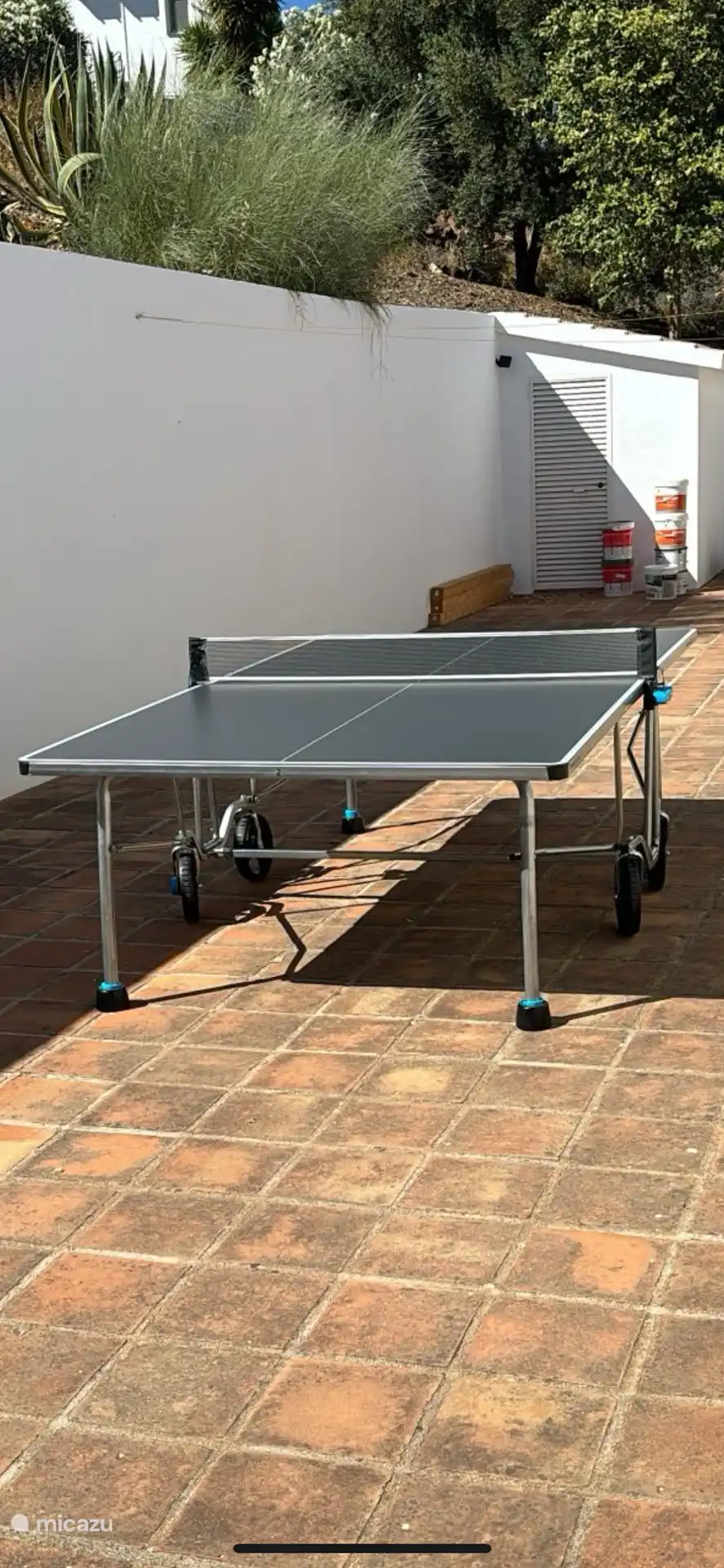 Tischtennisplatte hinter dem Haus