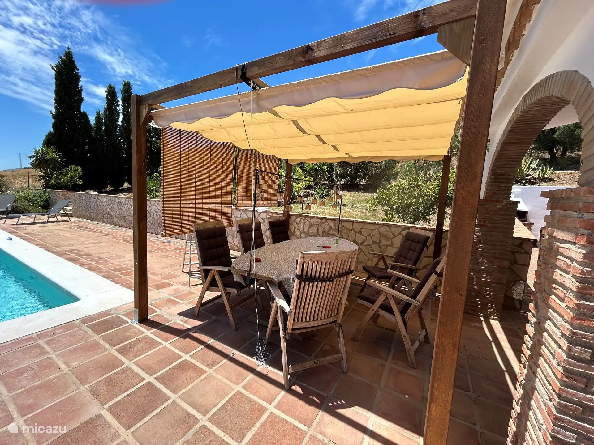 Pergola über dem Esstisch.