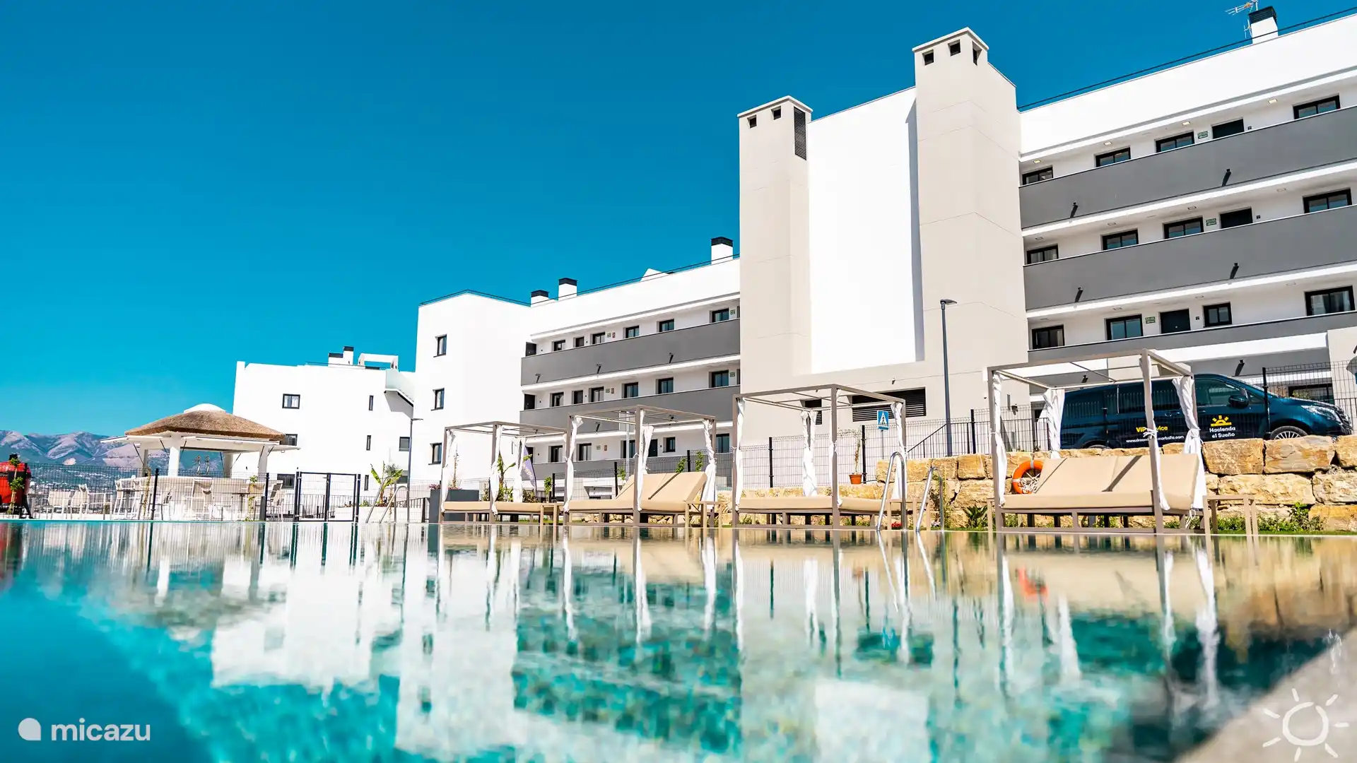 Zentraler Pool mit Restaurant