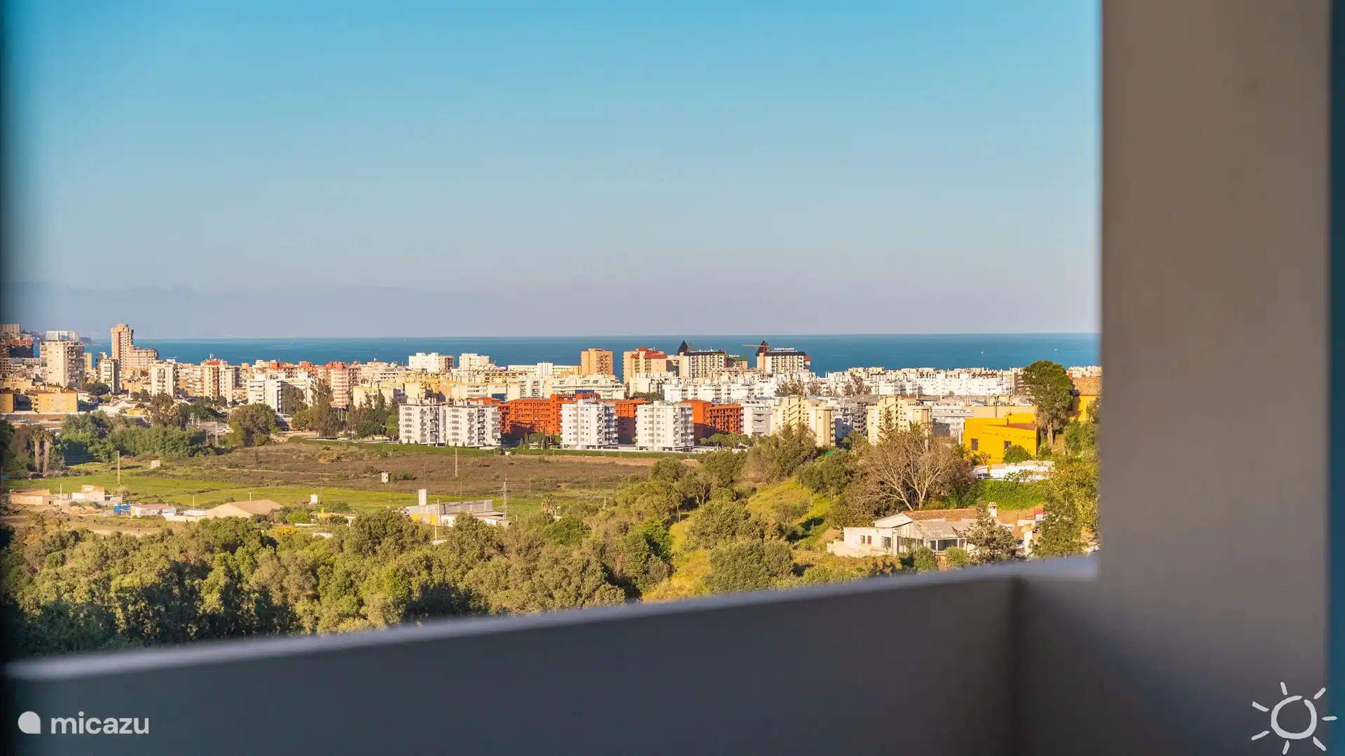 Balkon mit Blick auf Fuengirola, das Naturschutzgebiet und das Meer.