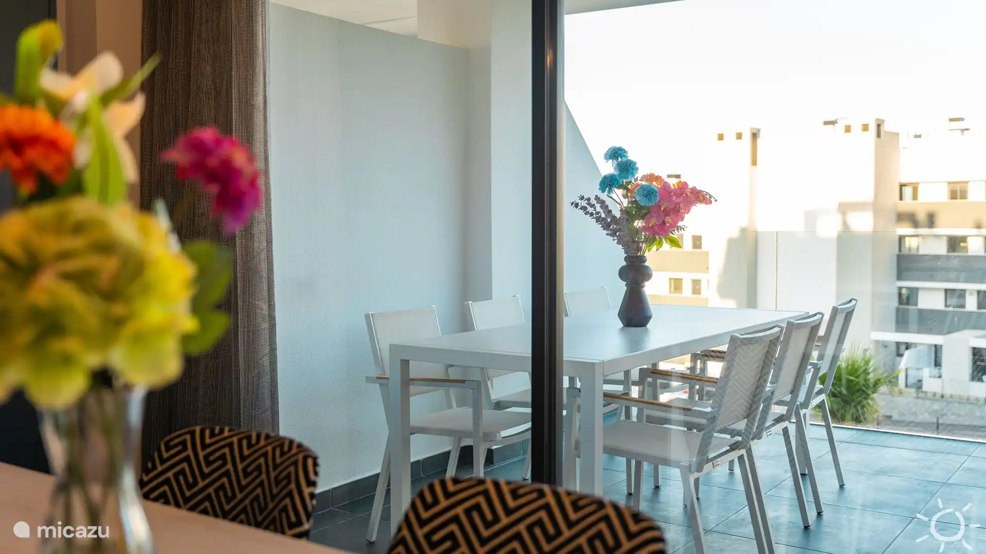 Balkon mit Blick auf Fuengirola, das Naturschutzgebiet und das Meer.