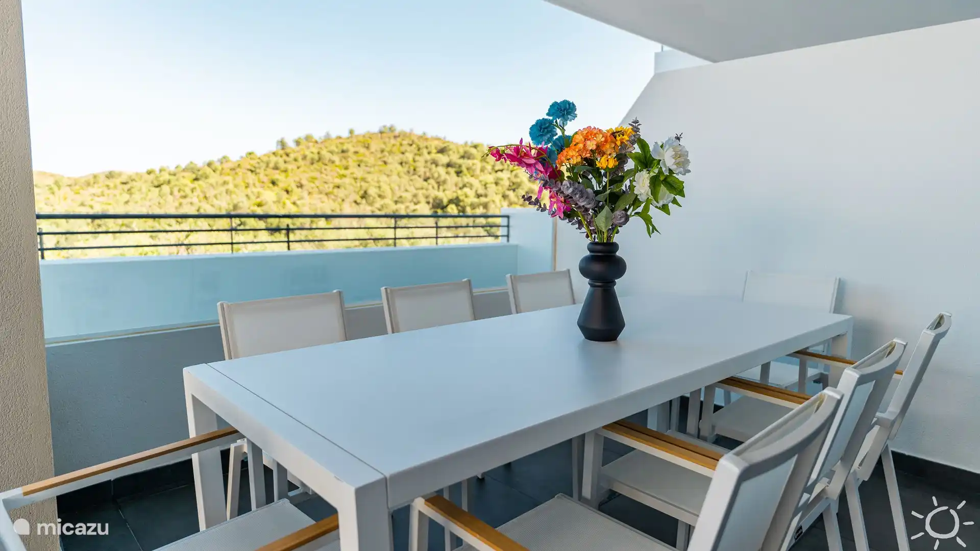 Balkon mit Blick auf Fuengirola, das Naturschutzgebiet und das Meer.