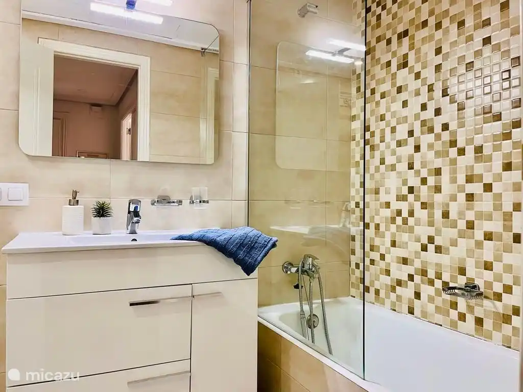 Badezimmer mit Badewanne