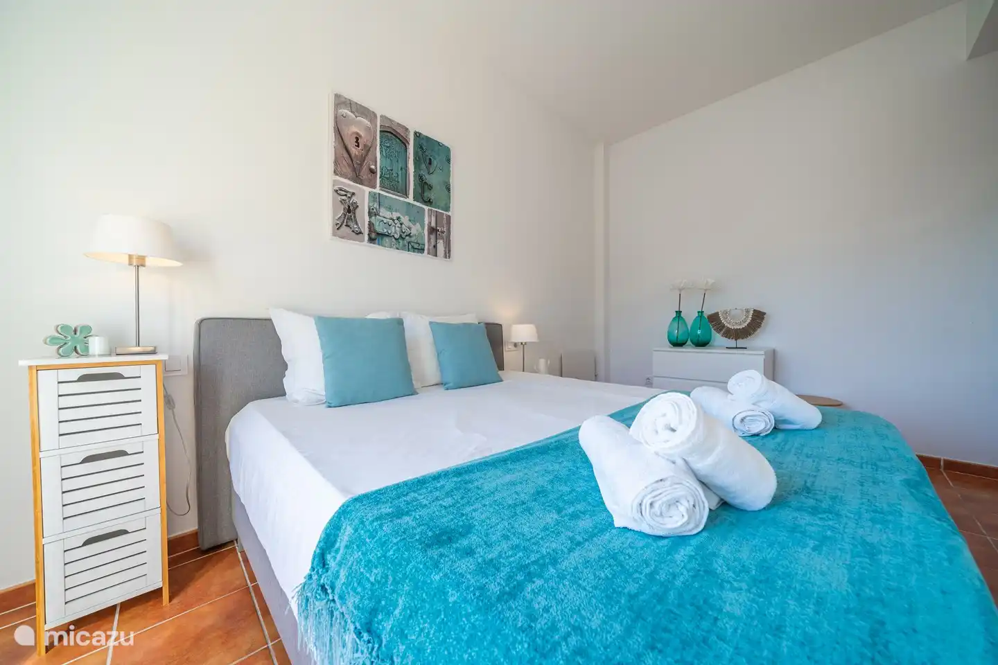 Ausgestattet mit Nachttischen und Nachttischlampen