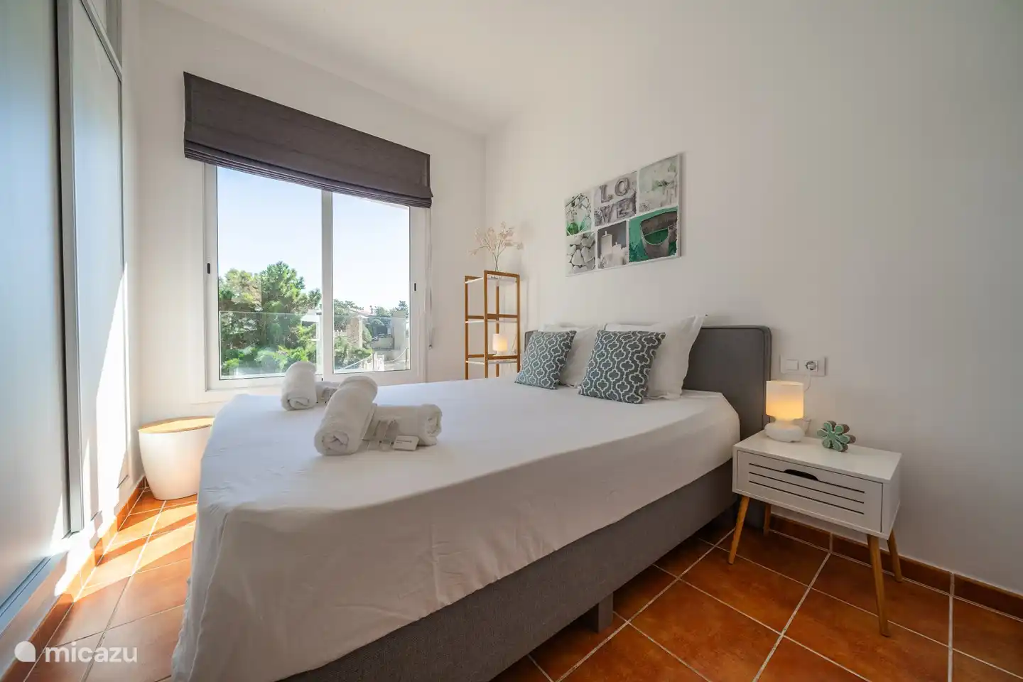 Schlafzimmer zwei ist ebenfalls mit einem bequemen Doppelbett ausgestattet