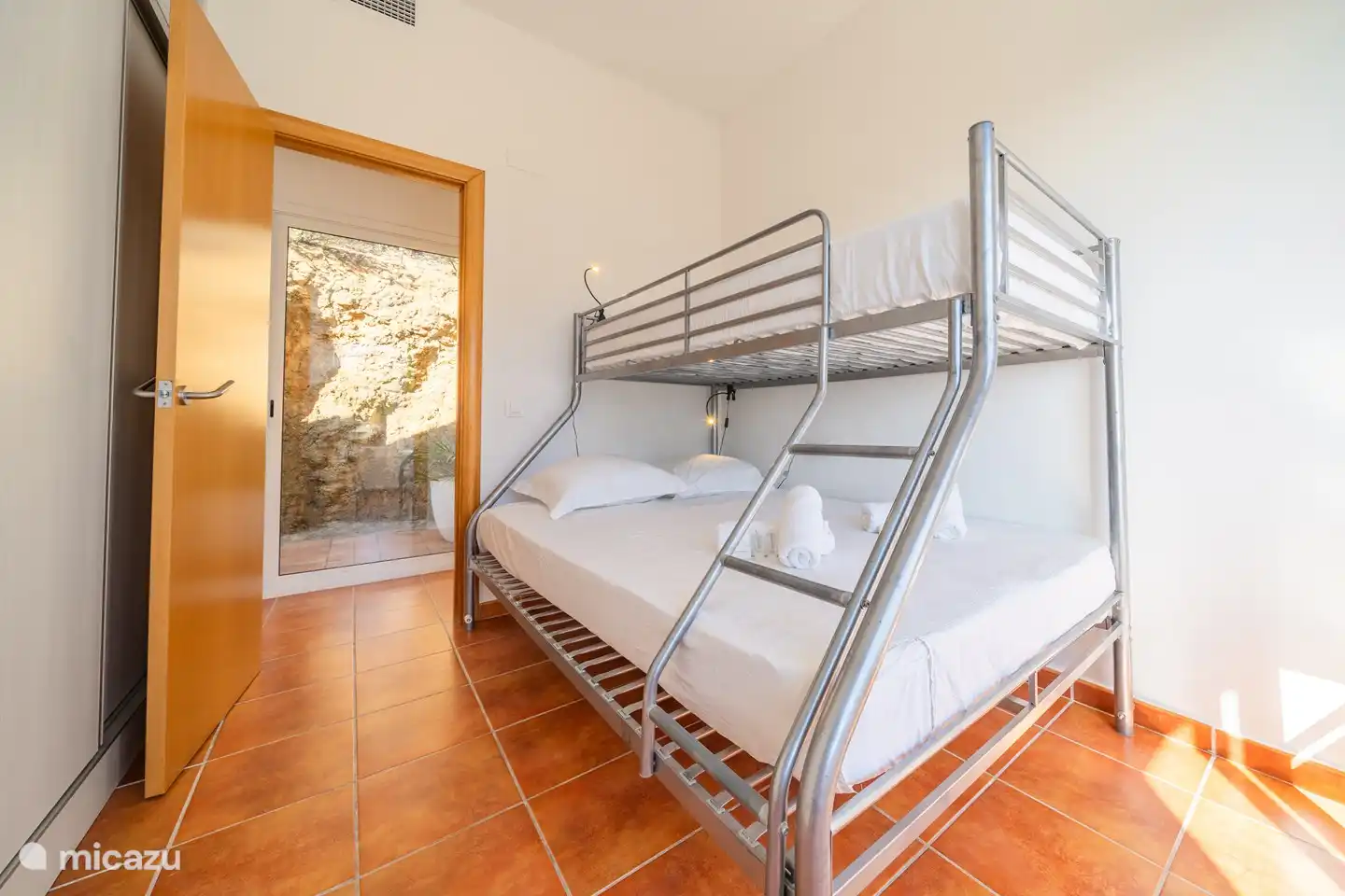 Schlafzimmer 3 verfügt über ein Etagenbett für drei Personen