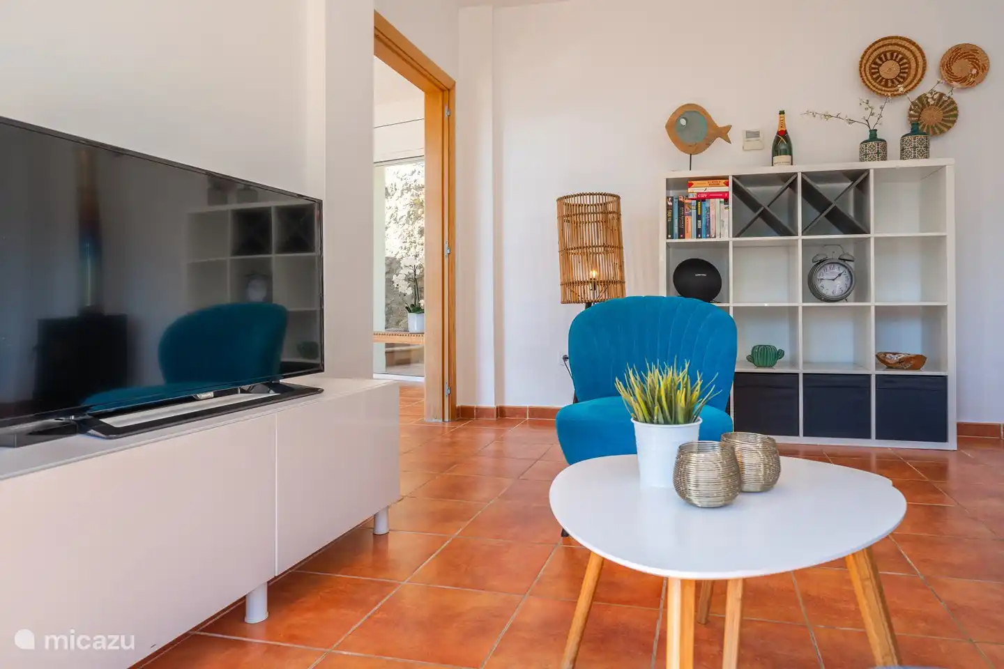 Nach dem Badezimmer kehren Sie zum Eingang zurück und gehen durch das Wohnzimmer