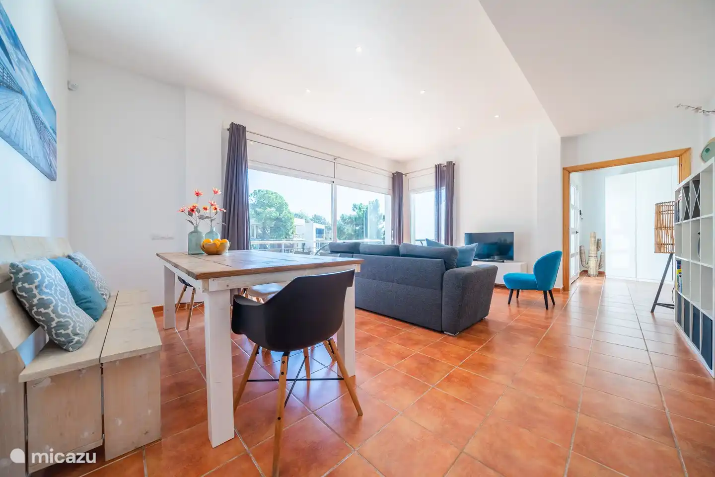 Es gibt einen attraktiven Sitz- und Essbereich