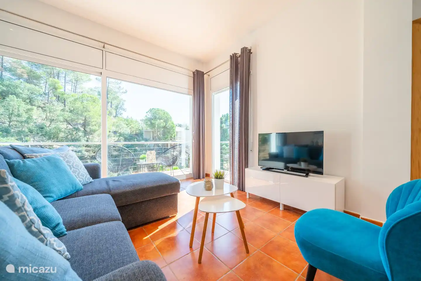 Es gibt eine gemütliche Sitzecke mit TV, angrenzend an einen großzügigen Balkon