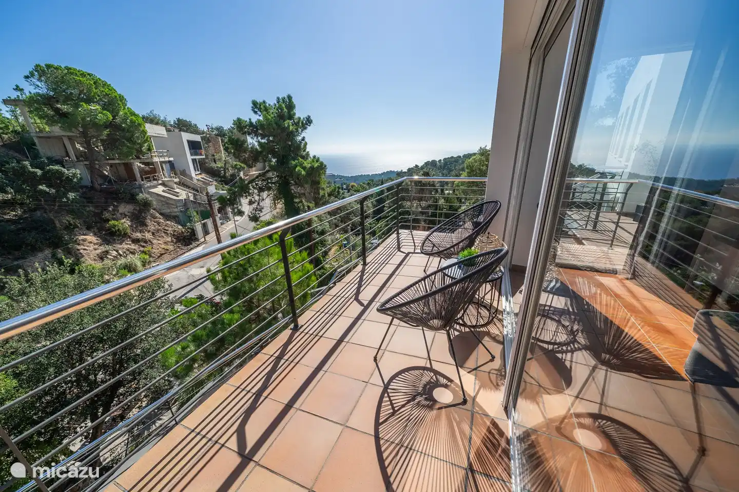 Den erreichen Sie durch die großen Schiebetüren