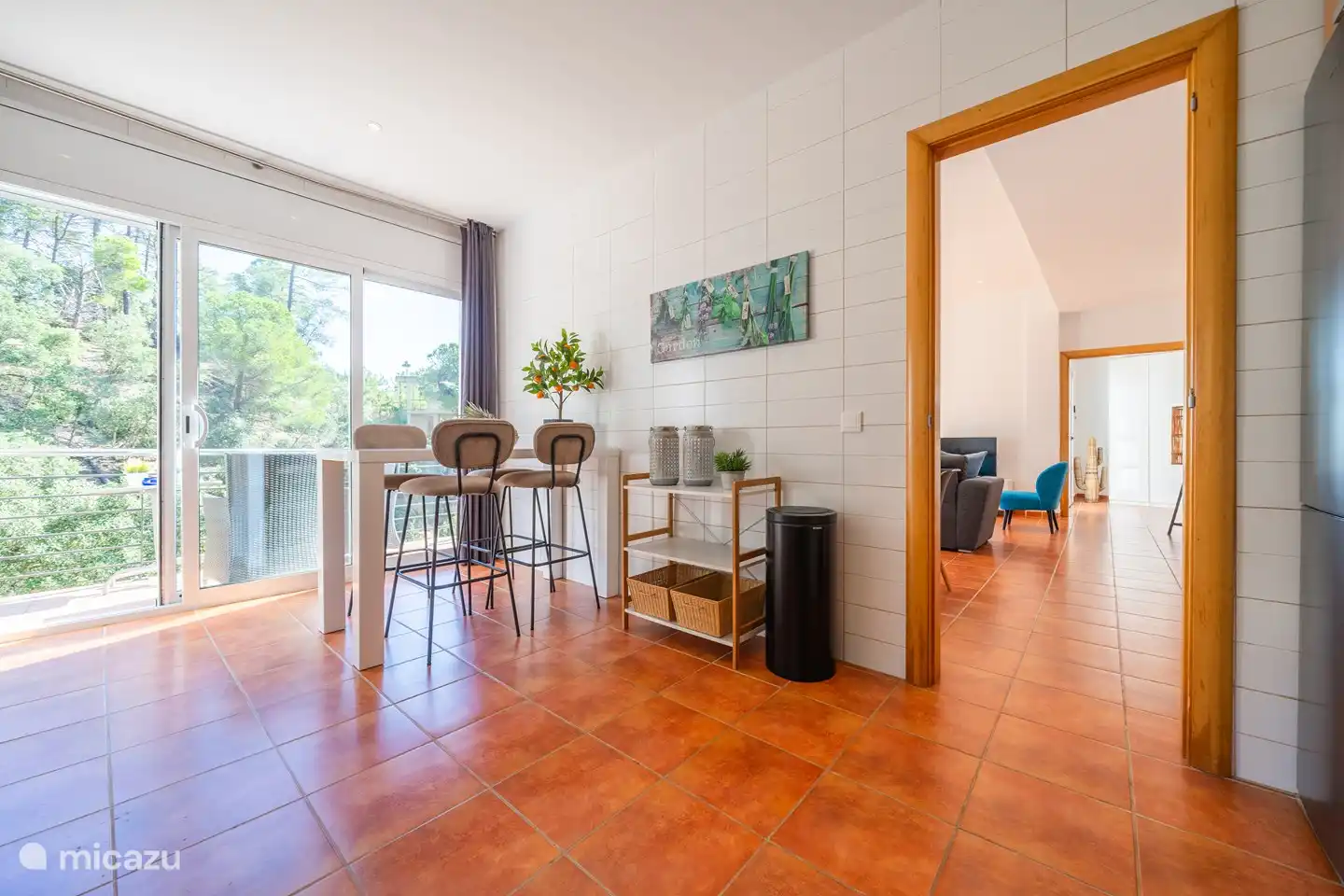 Sie betreten die Küche durch das Wohnzimmer